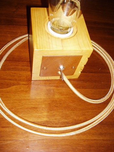 Capacul din spate cu întrerupătorul și  cablul