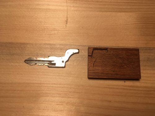 Pe una din bucătile de lemn am desenat profilul cheii și m-am apucat să scobesc.